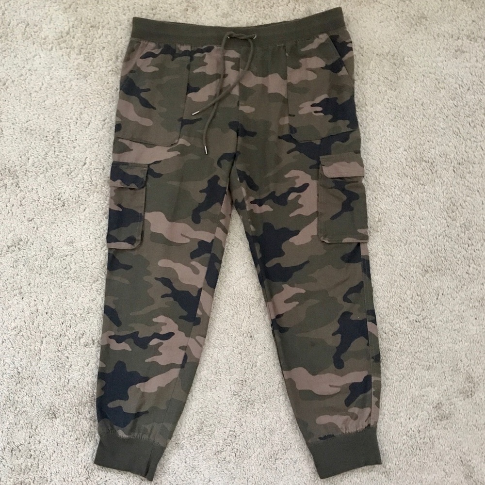 ❌ SOLD ❌ Tokyo Darling Green Camo Jogger Pants L